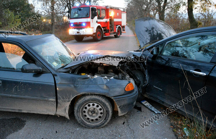 Тежка катастрофа с четирима пострадали затвори пътя за Войводово
