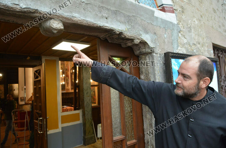 Деца месиха обредни хлябове в църквата „Св. Архангели Михаил и Гавраил“