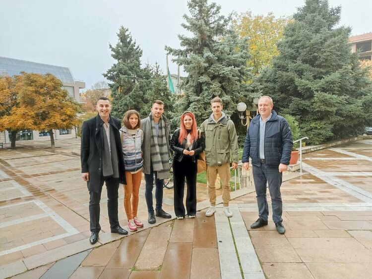 Кметът се срещна с младежите, които боядисаха монументите на входа на Първомай