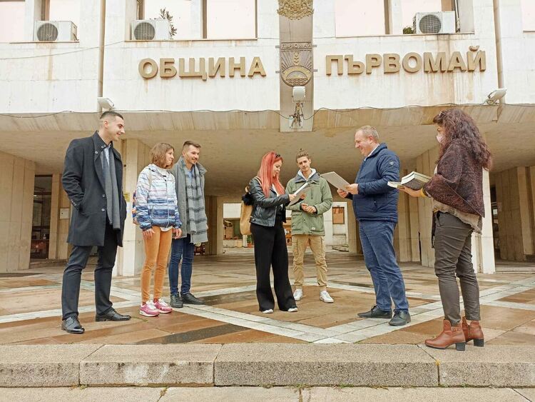 Кметът се срещна с младежите, които боядисаха монументите на входа на Първомай