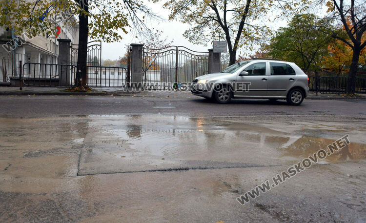 Вода бликна от спукана ВиК тръба до училище „Васил Левски“ в Хасково