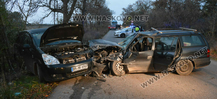 Тежка катастрофа с четирима пострадали затвори пътя за Войводово