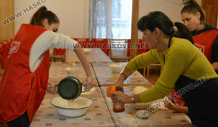 Деца месиха обредни хлябове в църквата „Св. Архангели Михаил и Гавраил“