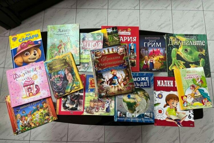 Младо семейство от Асеновград дари книги на МБАЛ - Асеновград 