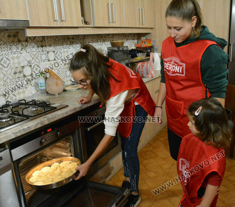 Деца месиха обредни хлябове в църквата „Св. Архангели Михаил и Гавраил“