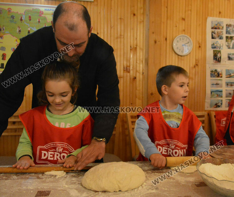 Деца месиха обредни хлябове в църквата „Св. Архангели Михаил и Гавраил“