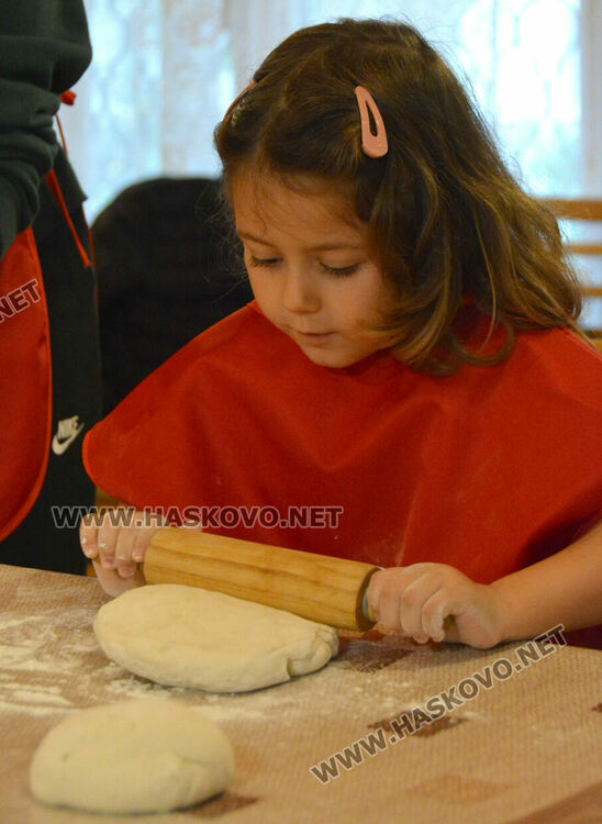 Деца месиха обредни хлябове в църквата „Св. Архангели Михаил и Гавраил“