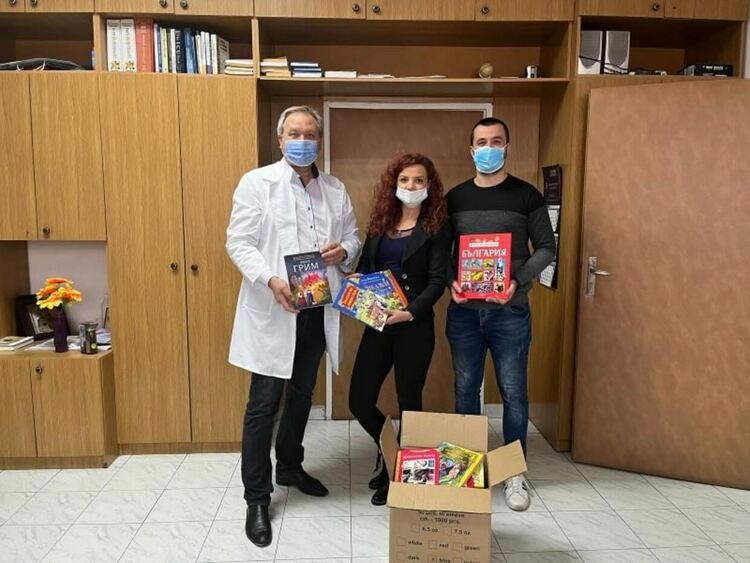 Младо семейство от Асеновград дари книги на МБАЛ - Асеновград 