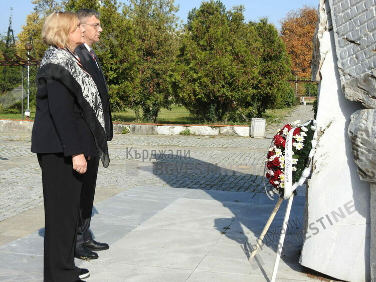 Ръководството на ДПС поднесе цветя пред паметника на Апостола в Кърджали
