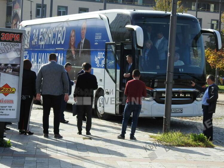 Ръководството на ДПС поднесе цветя пред паметника на Апостола в Кърджали