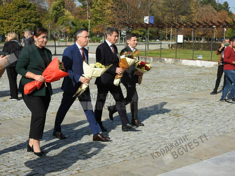 Ръководството на ДПС поднесе цветя пред паметника на Апостола в Кърджали