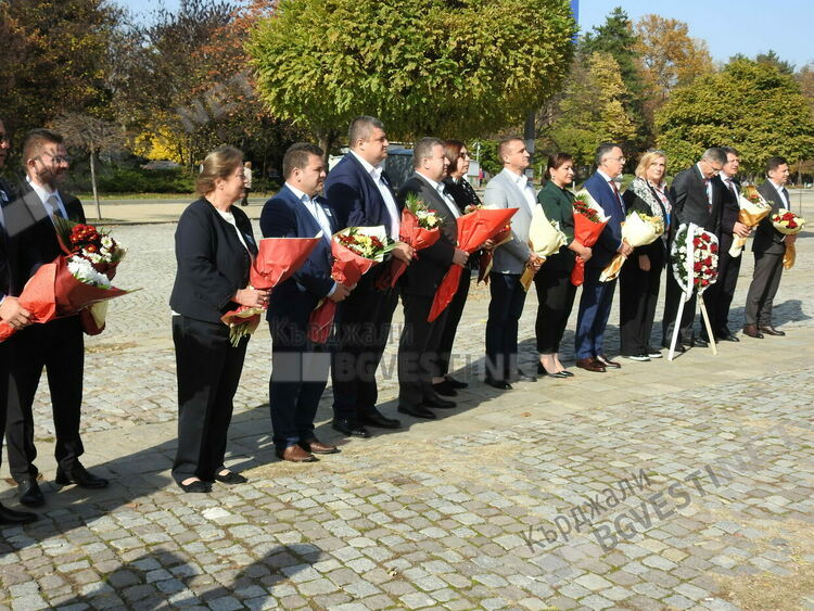 Ръководството на ДПС поднесе цветя пред паметника на Апостола в Кърджали