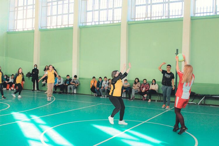 Учители и ученици на ,,Йовков“ в приятелска спортна среща