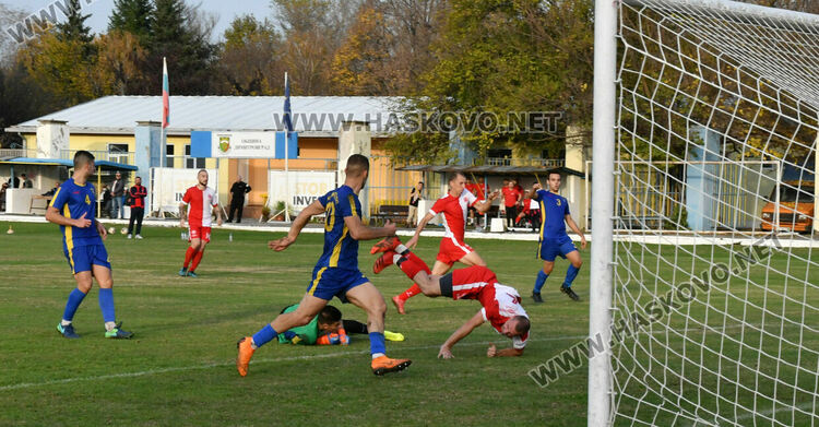 В мач с три червени картона „Саяна Хасково“ взе областното дерби срещу Димитровград