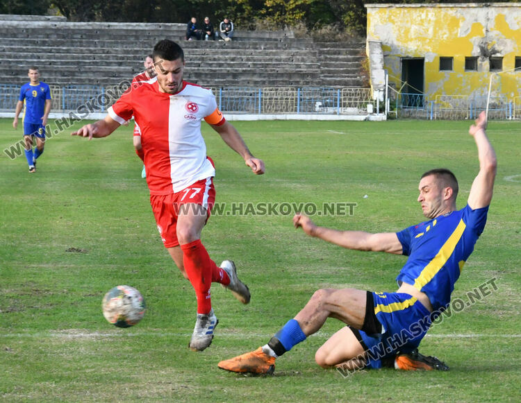 В мач с три червени картона „Саяна Хасково“ взе областното дерби срещу Димитровград