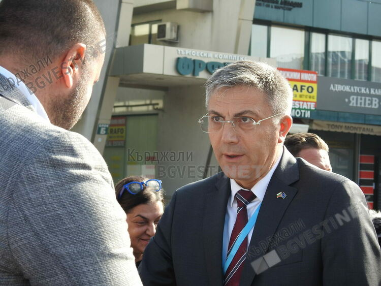 Ръководството на ДПС поднесе цветя пред паметника на Апостола в Кърджали