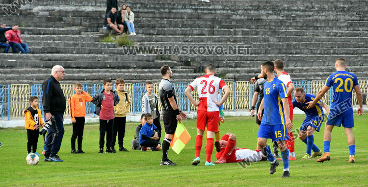 В мач с три червени картона „Саяна Хасково“ взе областното дерби срещу Димитровград