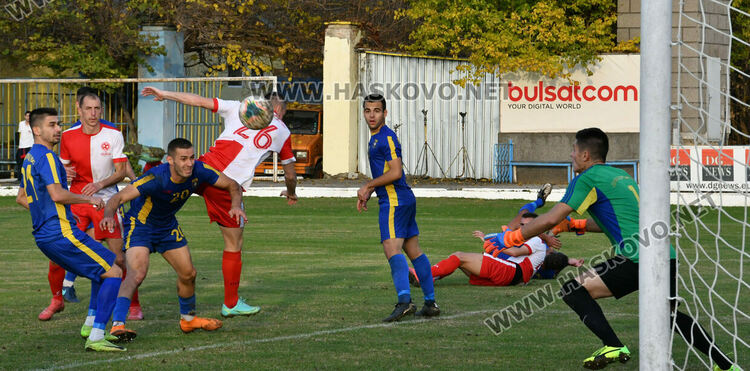 В мач с три червени картона „Саяна Хасково“ взе областното дерби срещу Димитровград