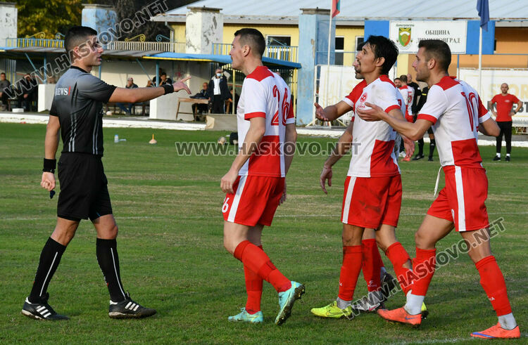 В мач с три червени картона „Саяна Хасково“ взе областното дерби срещу Димитровград