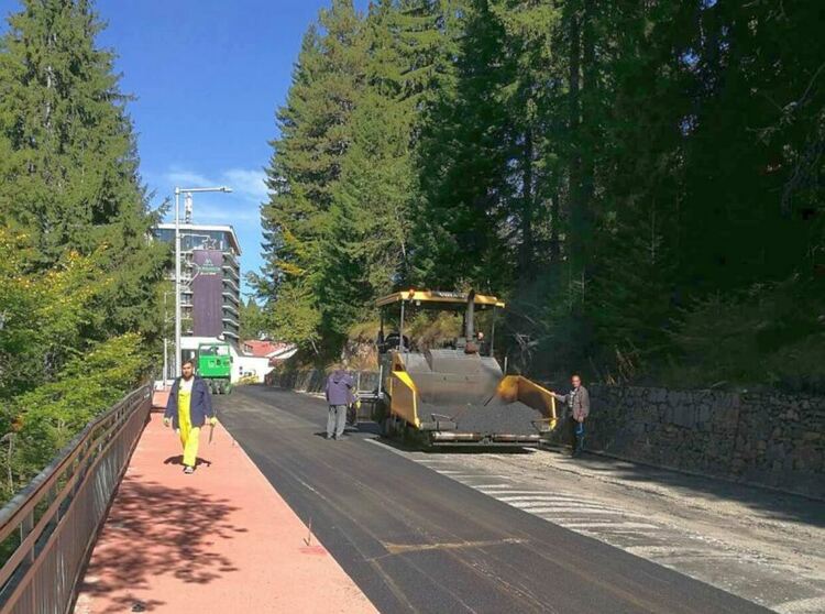 Нов асфалт по улици в Пампорово и Чепеларе