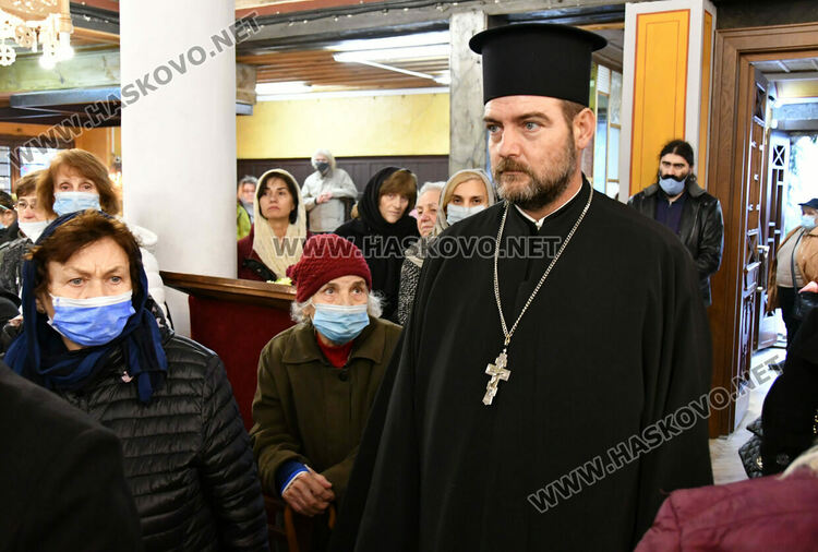 Игуменът на Кръстова гора води службата но 160- годишнина на църквата „Свети Архангели Михаил и Гавриил“