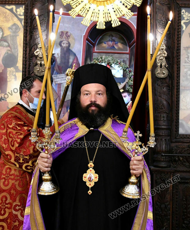 Игуменът на Кръстова гора води службата но 160- годишнина на църквата „Свети Архангели Михаил и Гавриил“