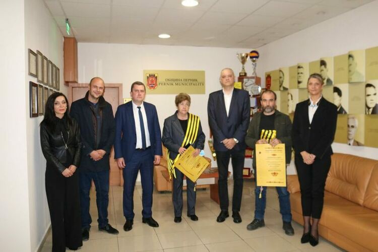 Кметът на Перник – Станислав Владимиров и председателят на Общинския съвет Димитър Колев връчиха днес почетните символи на града