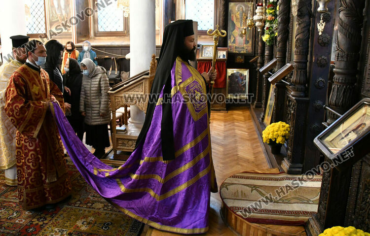 Игуменът на Кръстова гора води службата но 160- годишнина на църквата „Свети Архангели Михаил и Гавриил“