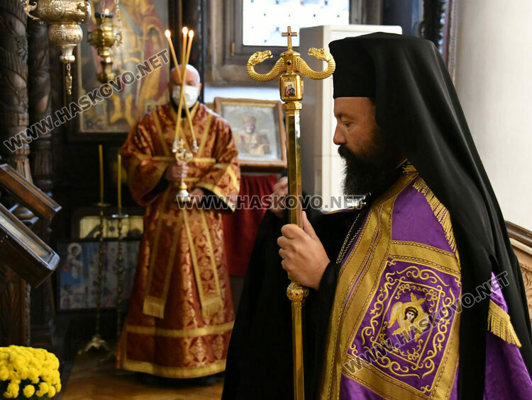 Игуменът на Кръстова гора води службата но 160- годишнина на църквата „Свети Архангели Михаил и Гавриил“