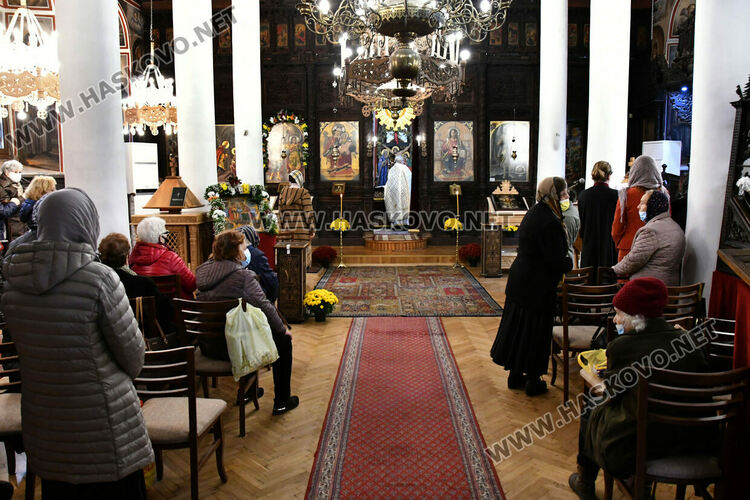 Игуменът на Кръстова гора води службата но 160- годишнина на църквата „Свети Архангели Михаил и Гавриил“