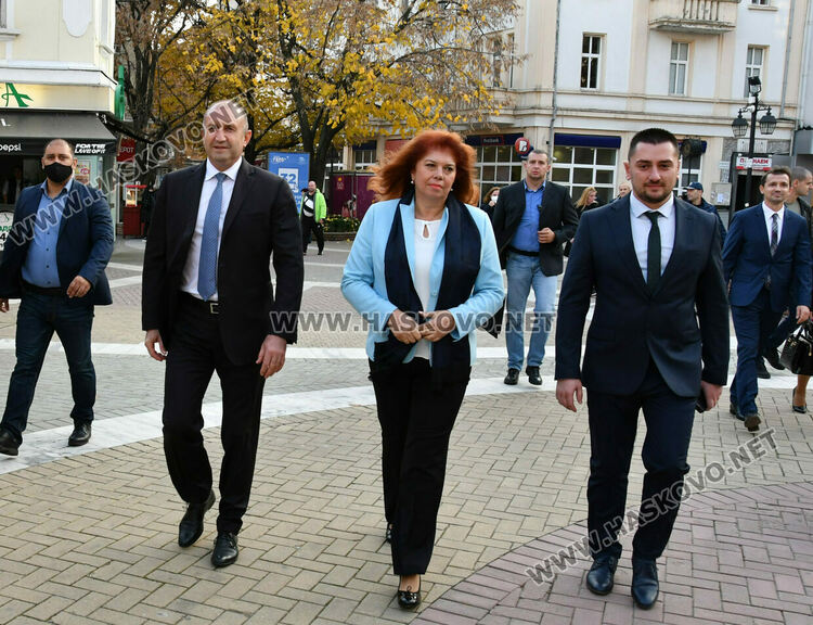 Радев и Йотова в Хасково: България има нужда от силна и независима президентска институция