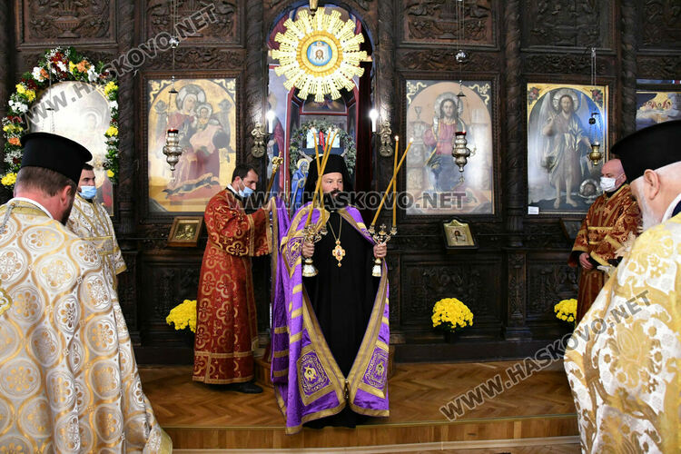 Игуменът на Кръстова гора води службата но 160- годишнина на църквата „Свети Архангели Михаил и Гавриил“