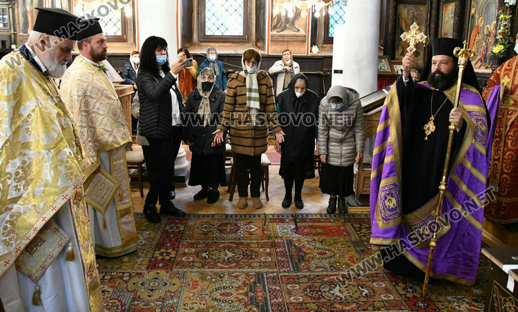 Игуменът на Кръстова гора води службата но 160- годишнина на църквата „Свети Архангели Михаил и Гавриил“