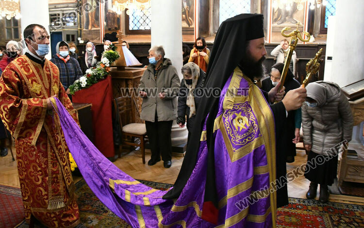 Игуменът на Кръстова гора води службата но 160- годишнина на църквата „Свети Архангели Михаил и Гавриил“