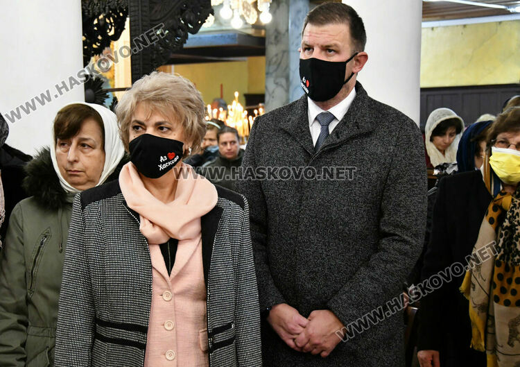 Игуменът на Кръстова гора води службата но 160- годишнина на църквата „Свети Архангели Михаил и Гавриил“