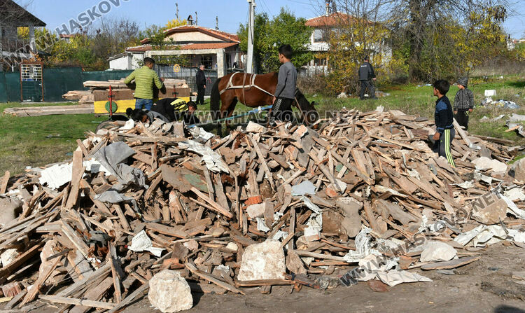 Глобиха фирмата, разрушаваща казармите заради изхвърляне на дървени отпадъци