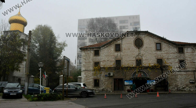 Игуменът на Кръстова гора води службата но 160- годишнина на църквата „Свети Архангели Михаил и Гавриил“