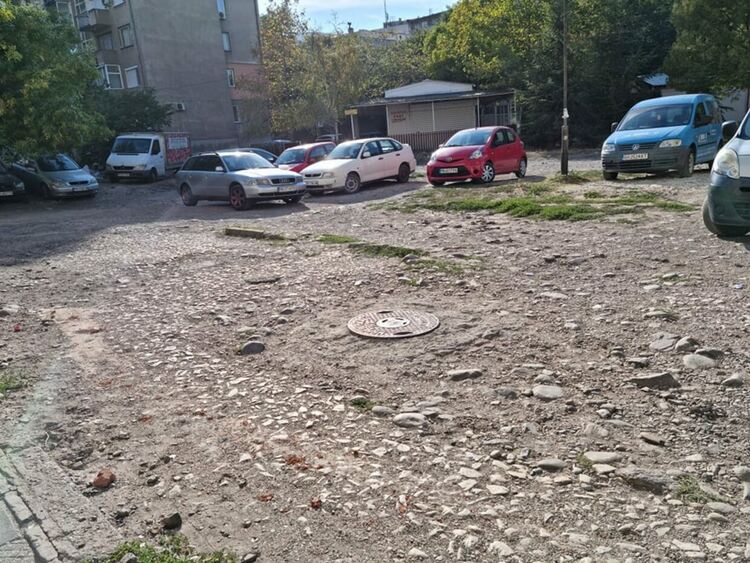 Ремонтират междублоковото пространство зад блок "Снежанка"