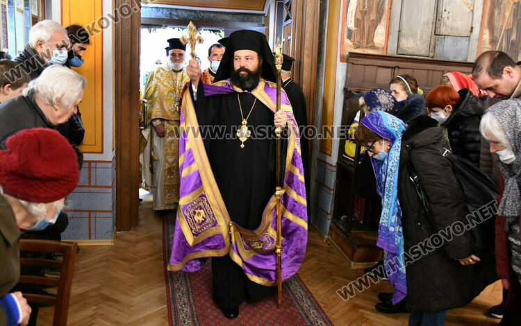 Игуменът на Кръстова гора води службата но 160- годишнина на църквата „Свети Архангели Михаил и Гавриил“