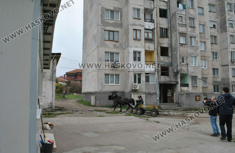 Задържаха трима заради открити списъци в магазин в Хасково