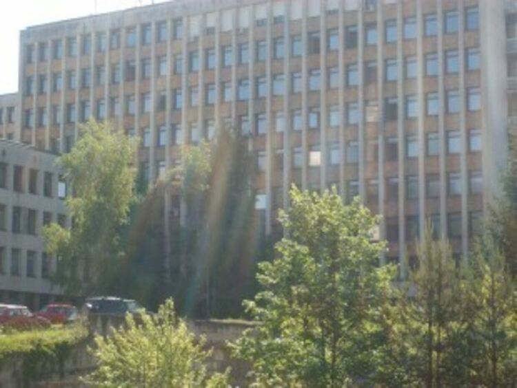 Мъж се хвърли от шестия етаж на болницата и загина на място 