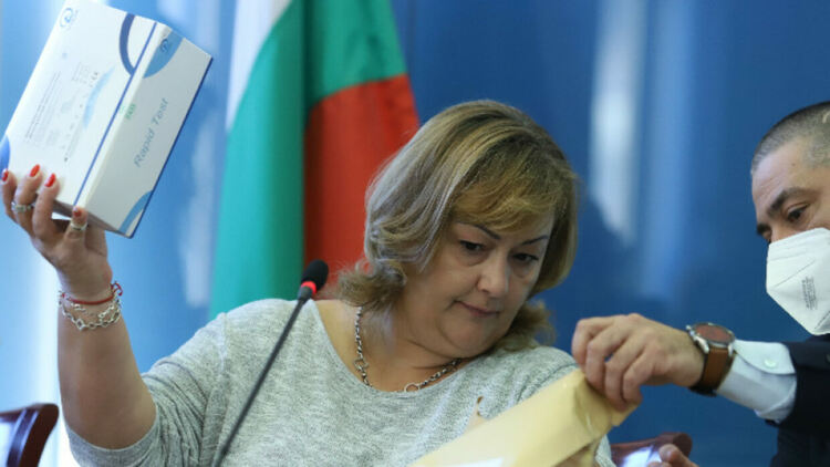 МОН: Учениците в 15 области остават онлайн, чакат се поръчаните още 200 хил. Covid теста