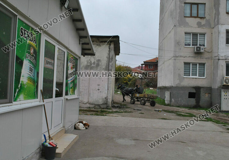 Задържаха трима заради открити списъци в магазин в Хасково