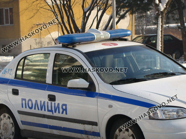 Младежи задигнаха продукти от хипермаркет, деца счупиха стъкло на кола