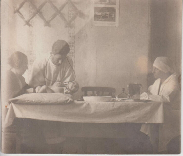 Преглед на бебе от пристигнал от чужбина лекар-мисионер, 15.02.1927 г., гр. Хасково