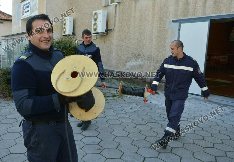 Пожарната тренира в зала „Дружба“ за нощта на изборите
