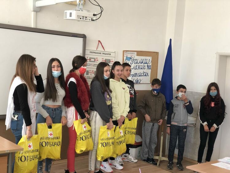 Млади червенокръстци в подкрепа на деца в риск