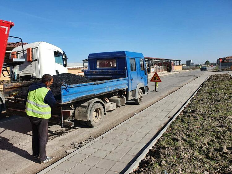 Попълват дупките по пътя между надлезите в Първомай