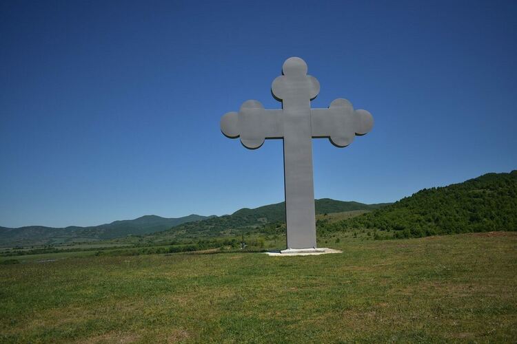 Довършиха къта за отдих до 10-метровия кръст в село Новаково 