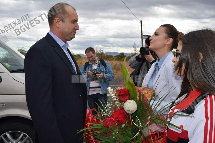 Дамите посрещат президента Радев